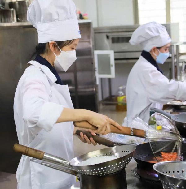 Tuyển NỮ phụ bếp ăn trường học làm Q11 (các cô lớn tuổi vẫn nhận) 