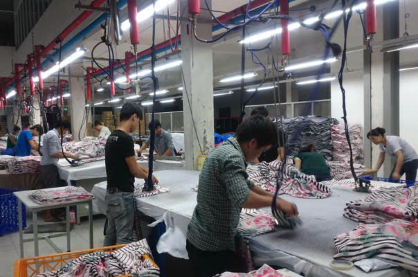 Tuyển NAM thợ ủi, gấp xếp hàng, giao nhận hàng BAO CHỖ Ở LẠI