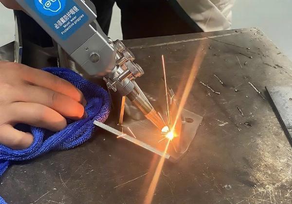 Cty chuyên nội thất kim loại cần thợ hàn, laser inox