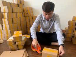Cần gấp vài bạn đóng gói và dán bill giao đơn cho khách đi làm ngay