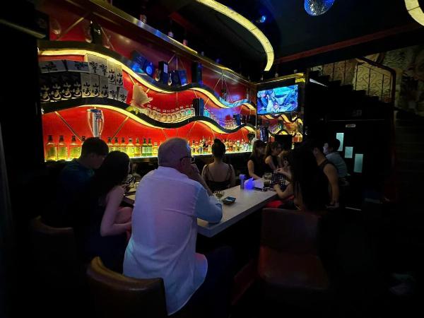 Tuyển NỮ phục vụ quán bar YÊU CẦU NGOẠI HÌNH ƯA NHÌN