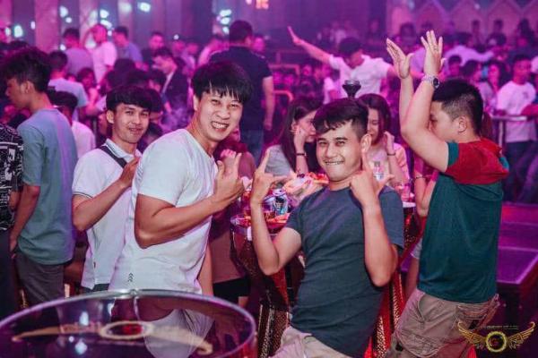 PNT BAR tuyển phục vụ nữ lương cao đi làm ngay tại Q1 