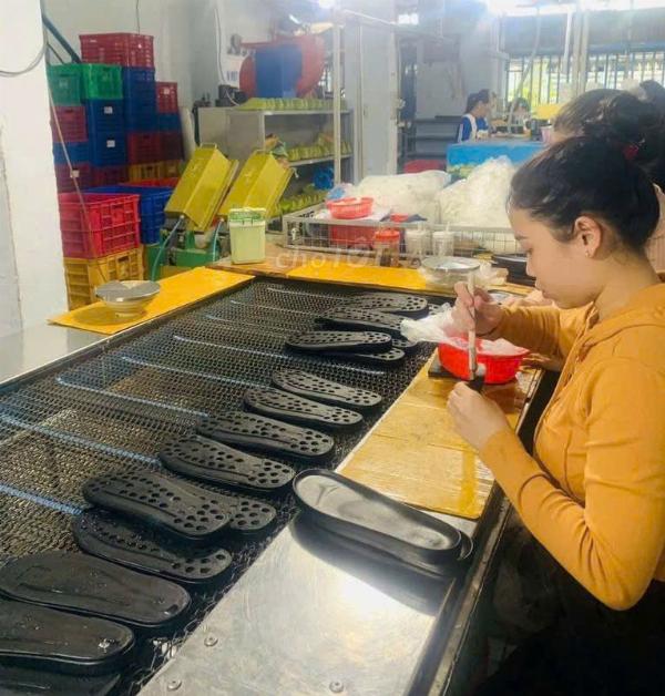 Tuyển công nhân nam nữ phụ làm dép làm ca 9h 12h tại Tân Phú 