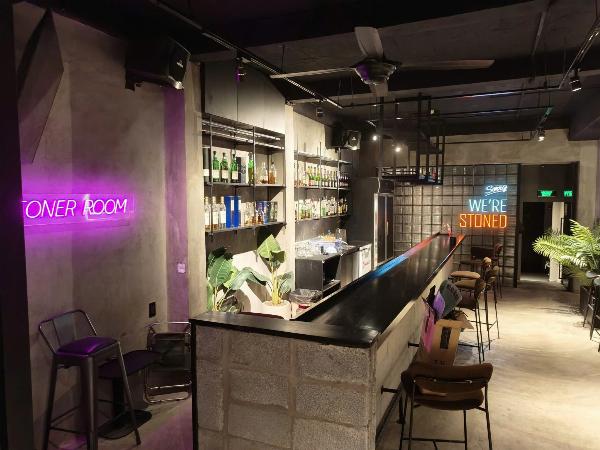 Sang quán bar mặt bằng lầu 3, KP Nhật hẻm 8A Thái Văn Lung Q1