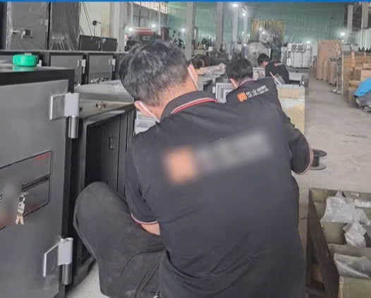 Tuyển thợ sơn két sắt làm tại Q12 