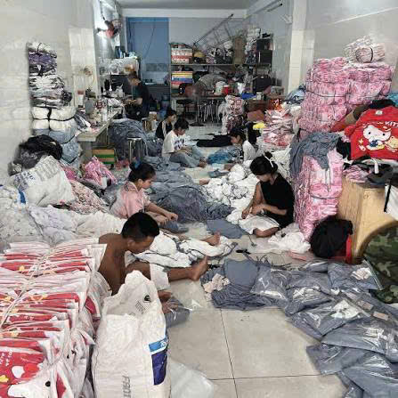 Tuyển 2 bạn nữ phụ đóng quần áo (xếp hàng) có bao ăn ở lại 